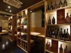 LSDdesignが店舗デザインした沖縄県宜野湾市の居酒屋「旬　やざかり」の泡盛の棚。
