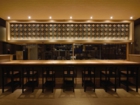 LSDdesignが店舗デザインした沖縄県宜野湾市の居酒屋「旬　やざかり」のカウンター正面。